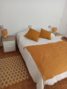 1 dormitorio con 1 cama grande y 2 mesitas de noche en Apartamento marinero 2, en Malpica de Bergantiños