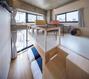 - un salon avec un canapé et une table dans l'établissement dots. tokyo, à Tokyo