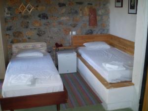 Ένα ή περισσότερα κρεβάτια σε δωμάτιο στο Αραχωβίτικα Καλύβια
