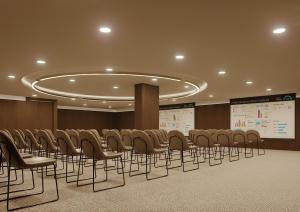 een conferentieruimte met stoelen en een projectiescherm bij Ring Downtown Hotel in Antalya