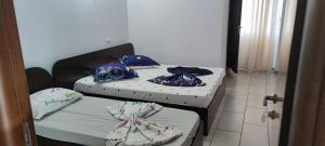 En eller flere senger på et rom på Vila Axel