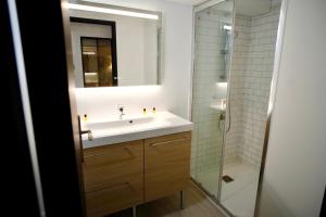 Kylpyhuone majoituspaikassa City Affaire : Hotel de Ville