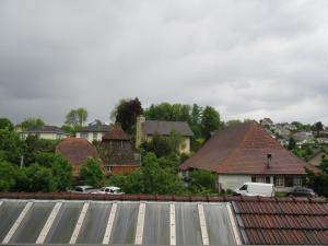 una vista desde el techo de una casa en good bed Aarwangen, en Aarwangen