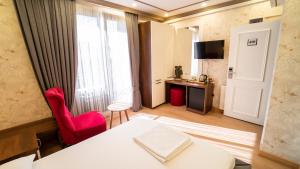 TV a/nebo společenská místnost v ubytování DYMAR HOTEL