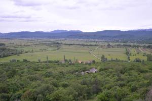 een luchtzicht op een boerderij met bergen op de achtergrond bij Hotel Venezia Imotski in Imotski