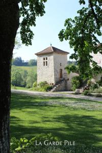 un edificio en un campo con un patio verde en La Garde Pile de Fichou, en Bajamont