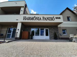 um edifício com uma placa que diz hammono panzaza em Harmónia Panzió em Bogács