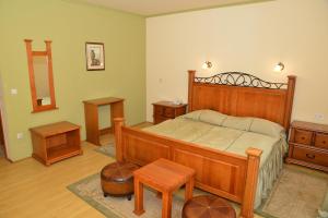 um quarto com uma grande cama de madeira e mobiliário de madeira em Hotel Venezia Imotski em Imotski