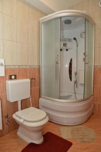 Ett badrum på Hotel Venezia Imotski