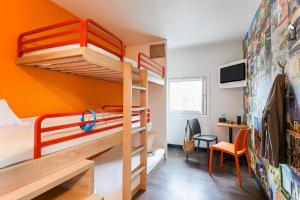 Bunk bed o mga bunk bed sa kuwarto sa hotelF1 Nîmes Ouest