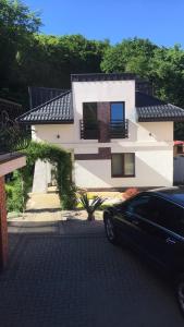 un coche negro estacionado frente a una casa blanca en House in Lviv, en Leópolis