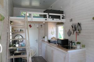 Küche/Küchenzeile in der Unterkunft tinyhouse-dangast 2