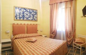 - une chambre avec un lit et une fenêtre dans l'établissement Hotel Belvedere, à Minucciano