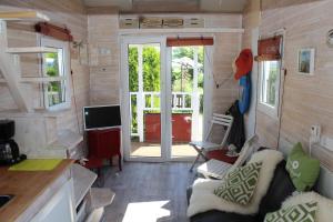 TV a/nebo společenská místnost v ubytování tinyhouse-dangast 1