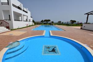 Bazén v ubytovaní Geraniotis Hotel and Resort alebo v jeho blízkosti