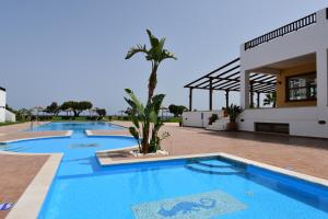 Bazén v ubytovaní Geraniotis Hotel and Resort alebo v jeho blízkosti
