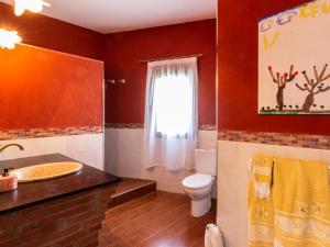 een badkamer met toilet, wastafel en raam bij Casa del rio in Saleres +32 foto's