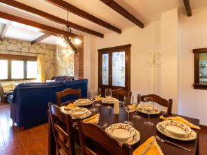 een eetkamer met een tafel en een blauwe bank bij Casa del rio in Saleres