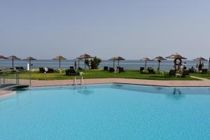 Bazén v ubytovaní Geraniotis Hotel and Resort alebo v jeho blízkosti