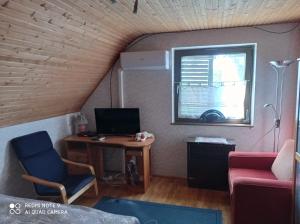 een kamer met een bureau, een computer en een raam bij Tőserdő in Lakitelek