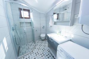 Koupelna v ubytování Summer home Morinj + 16 fotografií