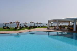 Bazén v ubytovaní Geraniotis Hotel and Resort alebo v jeho blízkosti