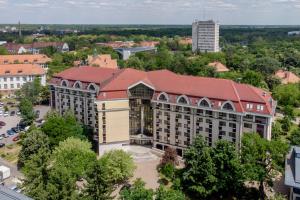 een uitzicht op een gebouw met een rood dak bij KLK Hotel in Debrecen