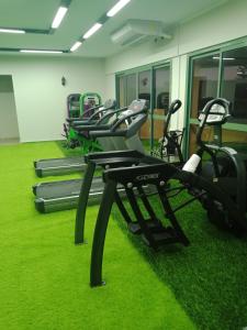 a row of tread machines in a gym at Green Leaves Hotel in Dawwār Abū Duray‘ah ‘Abd al Karīm