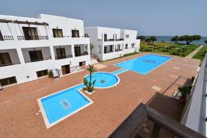 Bazén v ubytovaní Geraniotis Hotel and Resort alebo v jeho blízkosti