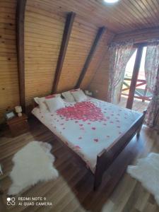 una camera da letto con un letto in una stanza di legno di Charming Mountain House Zabljak a Žabljak