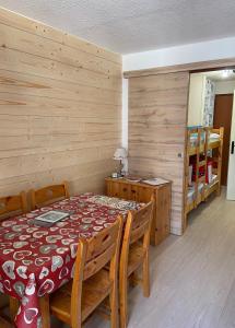 una sala da pranzo con tavolo e pareti in legno di L'Alpette a Oz