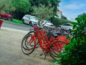 grupa rowerów zaparkowanych obok siebie na chodniku w obiekcie ibis Arcachon la Teste de Buch w mieście La Teste-de-Buch