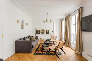 sala de estar con sofá y mesa en Temple, en París