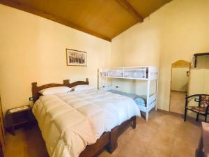 オルメードにあるLe Ginestre Algheroのベッドルーム1室(ベッド1台、二段ベッド1組付)