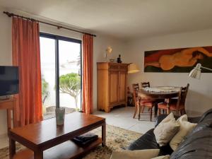 ein Wohnzimmer mit einem Sofa und einem Tisch in der Unterkunft VV - Casa Para Ti in La Asomada