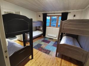Łóżko lub łóżka piętrowe w pokoju w obiekcie STORHAUGEN GARD