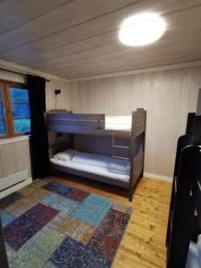 a small room with two bunk beds in it at STORHAUGEN GARD in Lom