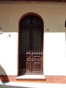 una gran puerta de madera en el lateral de un edificio en Appartamento Marta, en Iglesias