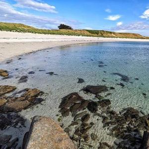 En strand vid eller i närheten av lodgen