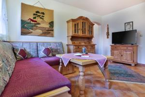 sala de estar con sofá y mesa en Haus Unterwegscheid Ferienwohnungen en Ramsau