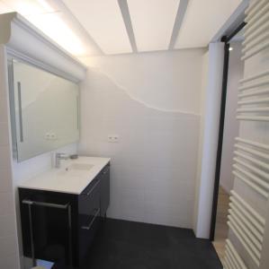 een badkamer met een wastafel en een spiegel bij La terrasse de Carras in Nice