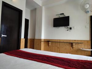 A television and/or entertainment centre at Seven Hills Shimla by Him Haults Hospitality