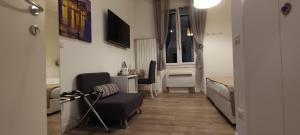 ラ・スペツィアにあるAffittacamere Raggio di Soleのベッドルーム1室(ベッド1台、椅子付)
