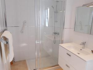 un bagno bianco con doccia e lavandino di Casa Para Ti Delfinesse a Puerto del Carmen Altre 16 foto