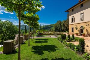 Aed väljaspool majutusasutust Villa Campomaggio Resort & SPA