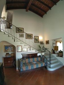 un soggiorno con una scala e un divano di Il Pagio ad Alghero