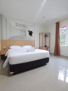 1 dormitorio con 1 cama grande en una habitación en Heritel Urban Hostel, en Yakarta