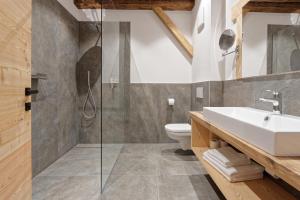 サン・ジャコモにあるTischlerhof Alpine Livingのシャワー、トイレ、洗面台を備えたバスルーム +49枚の写真