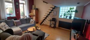 salon z kanapą i telewizorem w obiekcie Monciak w mieście Sopot