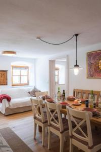 - une salle à manger avec une table, des chaises et un lit dans l'établissement Gehobenes Ambiente in historischer Wohnung, à Walting